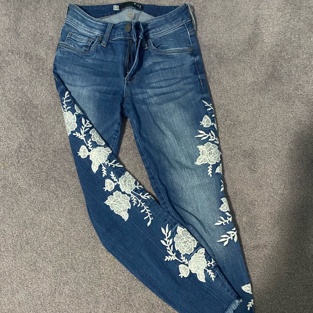 KUT from the kloth embroidered jeans 
Stretchy skinny flower SIZE 0
